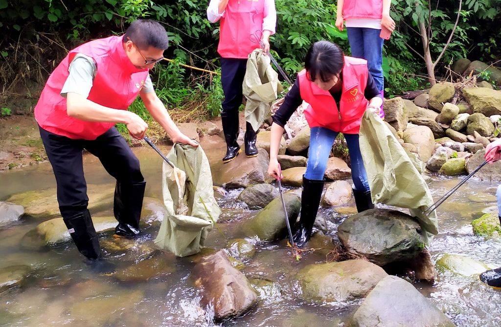 5.27日，，，，，，，为了提倡“人与自然协调共生”，，，，，，，天城治理中心党支部与天城镇诗仙社区党支部开展共建活动，，，，，，，组织青年党员自愿者前往万州区天城镇永生河流域周围整理 ( (5)